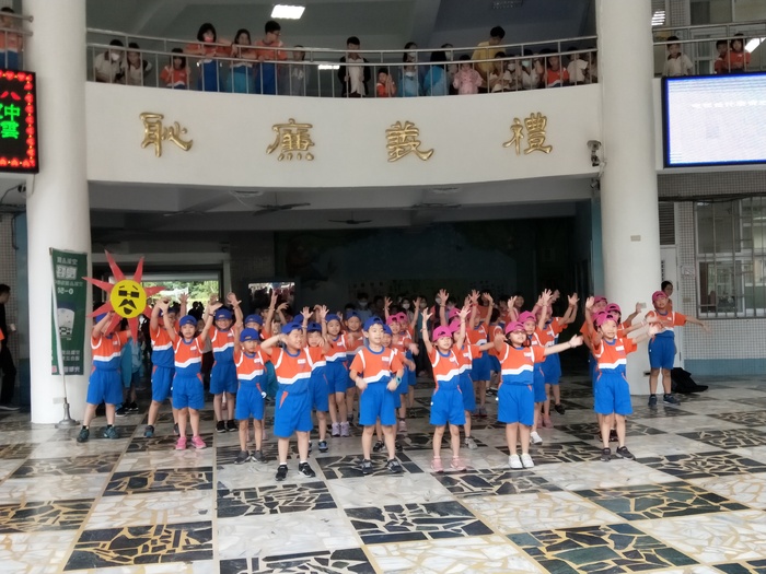 參賽代表218班的表演圖片