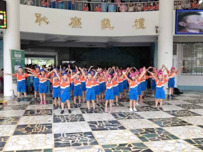 參賽代表218班的表演圖片