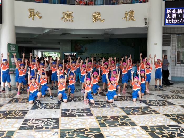 參賽代表218班的表演圖片