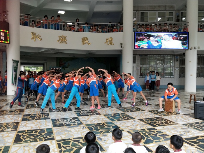 參賽代表517班的表演圖片