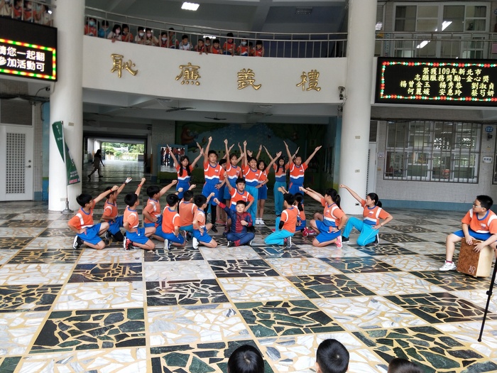 參賽代表517班的表演圖片