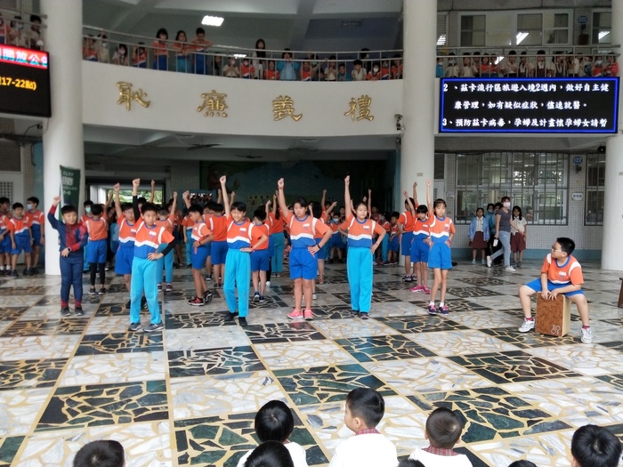 參賽代表517班的表演圖片